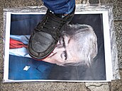 Mu� �lapající na obrázek amerického prezidenta Donalda Trumpa. (28. ledna 2026ú