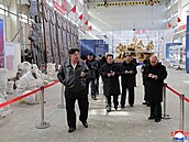 Severokorejský v�dce Kim �ong-un nav�tívil um�lecké studio vyráb�jící sochy a...