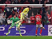 Ukrajinský branká� Anatolij Trubin z Benfiky Lisabon se trefuje proti Realu...