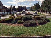 Okru�ní k�i�ovatka poblí� supermarketu Albert, která p�í�tí podobou má...