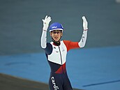 Metod�j Jílek slaví vít�zný dojezd v hromadném závod�.