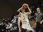 Pardubický Jakub T�ma hledá spoluhrá�e p�es bránícího Viktora P�lpána.