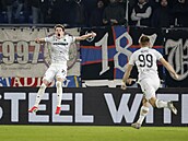 Ji�í Pano� slaví branku do sít� Basileje.