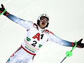 Henrik Kristoffersen slaví slalomový triumf ve Schladmingu.