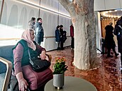 Nové prost�edí komunitního domova pro seniory si p�ijela prohlédnout také Marie...