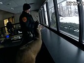 Jelen vtrhl do banky v New Yorku, policisté ho zachránili pomocí lana