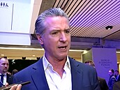Kalifornský guvernér Gavin Newsom obvi�uje lídry EU, �e se �podvolují�