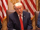 Putin slíbil, �e ruská armáda nebude týden úto�it na Kyjev, tvrdí Trump
