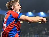 Plze�ský zálo�ník Luká� �erv se raduje z gólu v Evropské lize proti FC Porto.