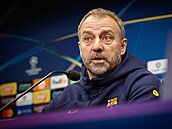 Trenér Barcelony Hans Flick na tiskové konferenci p�ed utkáním se Slavií.