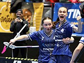 Vítkovické florbalistky Vendula Maroszová a Vendula Beránková se radují z gólu.