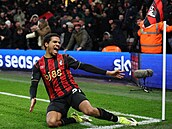 Amine Adli z Bournemouthu slaví vít�zný gól na 3:2 v 95. minut� utkání proti...