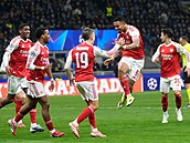 Gabriel Jesus z Arsenalu (druhý zprava) slaví se spoluhrá�i druhý gól proti...