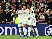 Kylian Mbappé slaví s Viníciusem Juniorem a Eduardem Camavingou úvodní gól...