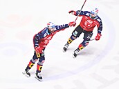 Obránce Dynama Peter �ere��ák (vlevo) se raduje z vít�zné trefy proti Kladnu....