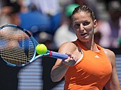 Karolina Plí�ková hraje forhend v prvním kole Australian Open.