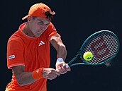 Jakub Men�ík hraje bekhend v prvním kole Australian Open.
