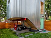 Konstrukci domu podpírá ocelový sloup ve tvaru písmene V ukotvený na �roubových...