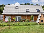 D�m má tvar jednoduchého kvádru s klasickou sedlovou st�echou se sklonem 45°,...