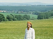 Bolek Polívka jako restituent Bohu� ve filmu D�dictcví V�ry Chytilové.