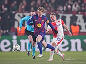 Slávistický zálo�ník Michal Sadílek se sna�í zastavit Frenkieho de Jonga z...