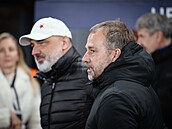 Trenér Barcelony Hansi Flick a v pozadí slávistický kou� Jind�ich Trpi�ovský...