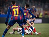 Slávistický zálo�ník Luká� Provod se skluzem sna�í zastavit Pedriho z Barcelony.