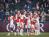 Slávisti�tí fotbalisté slaví gól v utkání s Barcelonou. Do vlastní brány se...