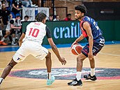 Keyshaun Langley z Brna u mí�e v zápase s Nymburkem, brání ho Sir�Jabari Rice.