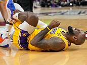 LeBron James z Los Angeles Lakers se dr�í za kotník v zápase s Cleveland...