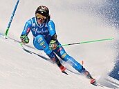 Italská ly�a�ka Federica Brignoneová b�hem ob�ího slalomu v Kronplatzu