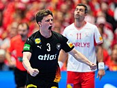 N�mecký házenká� Nils Lichtlein slaví proti Dánsku.