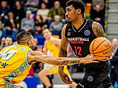 Tony Perkins z Nymburka úto�í v zápase s Gran Canarií.