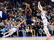 Ani Walter Clayton Jr. (první zleva) a Lauri Markkanen z Utahu nezabránili...