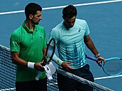 Novak Djokovi� (vlevo) diskutuje s Lorenzem Musettim po �tvrtfinále Australian...