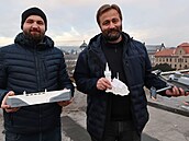 Luká� Malý (vpravo) s Otou �erným ze Dvora Králové nad Labem se v�nují...