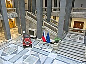 Hlavní foyer ministerstva dopravy s exponátem z Národního technického muzea....