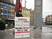 Plze�ská výtvarnice Jana Cardová vyjád�ila u pomníku Díky, Ameriko! v Plzni...