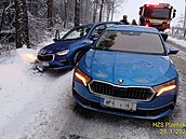 U obce T�ebnice na Doma�licku havarovala 4 osobní auta. Jedno z nich skon�ilo...