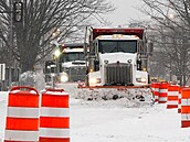 Sn�hové pluhy odklízejí �ást ulice, b�hem zimní bou�e na území Spojených stát�,...