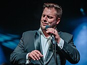 Tomá� Savka studoval na gymplu v Sokolov�, hudebním gymnáziu v Ambergu a...