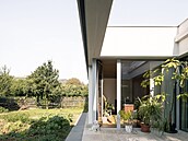 Po padesáti letech �ivota ve m�st� se obyvatelé domu rozhodli pro radikální...