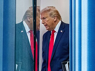 Americký Donald Trump p�ichází na tiskovkou konferenci k 365 dn�m ve funkci....