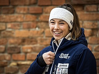 Skeletonistka Anna Fernstädtová pózuje fotograf�m na tiskové konferenci p�ed...