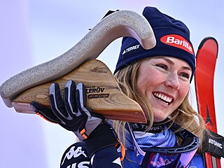 Mikaela Shiffrinová se raduje z t�etího místa v ob�ím slalomu ve �pindlerov�...