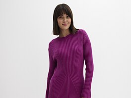 Pletené �aty s rafinovaným vzorem a projmutím v syt� r��ovém odstínu. Cena 749...