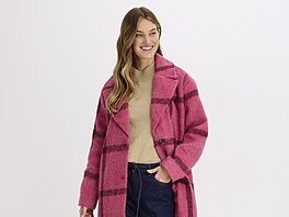 Kabát ve výrazné barv� by nem�l chyb�t v �ádném �atníku. Vsa�te na voln�j�í...