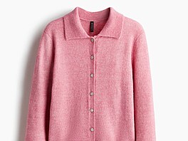 Svet�ík s límcem je �áste�n� vln�ný a zdobí ho p�vabné st�íbrné �trasové...