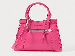 Fuchsiová men�í kabelka se dá nosit v ruce, ale díky p�ipínacímu popruhu i p�es...