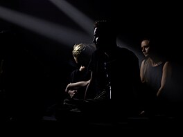 Divadlo veterán�. Zran�ní ukrajin�tí vojáci nazkou�eli v Kyjev� experimentální...